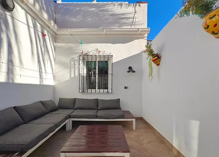 Town House With Patio In Quiet Residential Area 10 Min From Beach